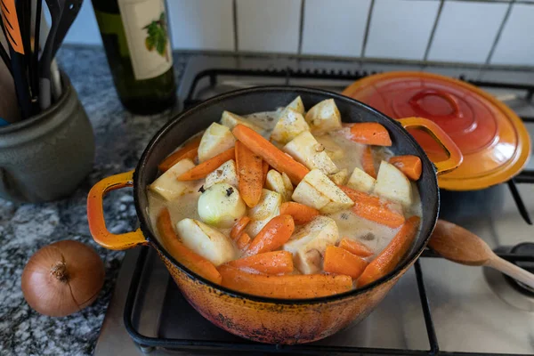 Casserole Orange Avec Viande Pommes Terre Coupées Dés Carottes Céleri — Photo