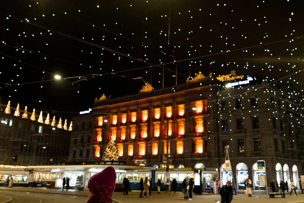 Sombrero Punto Rojo Primer Plano Paradeplatz Navidad Por Noche Ventanas — Foto de Stock