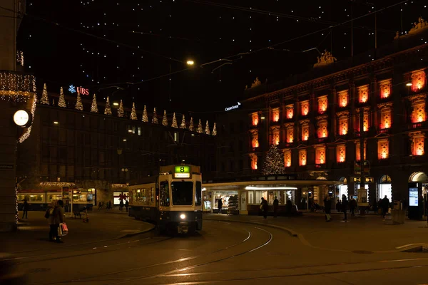 Geceleri Noel Paradeplatz Zürih Teki Bankaların Tramvay Istasyonlarının Pencereleri Aydınlatılmış — Stok fotoğraf