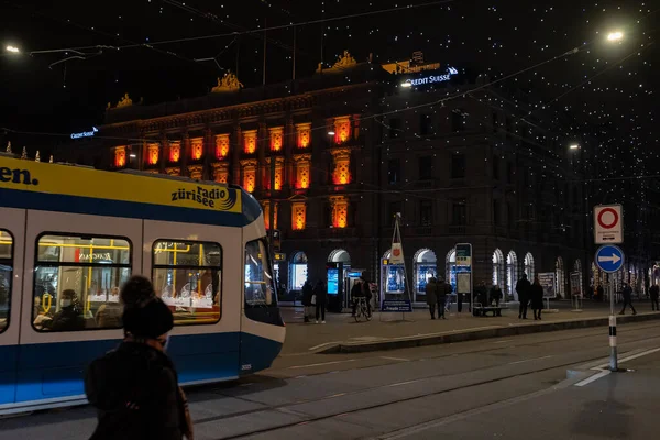 Paradeplatz Vid Jul Natten Belysta Fönster Högkvarteret Banker Och Spårvagnstation Royaltyfria Stockfoton