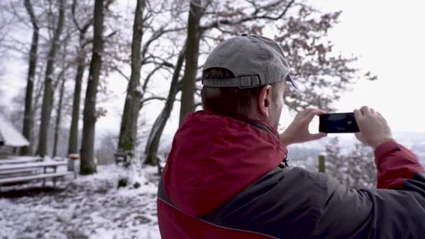 Sceneggiatura Rallentatore Uomo Mezza Età Nella Foresta Invernale Cima Una — Video Stock