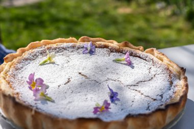 Taze paskalya turtası. Bahçeye çiçek süslemeli..