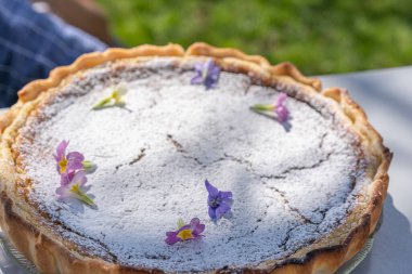 Taze paskalya turtası. Bahçeye çiçek süslemeli..