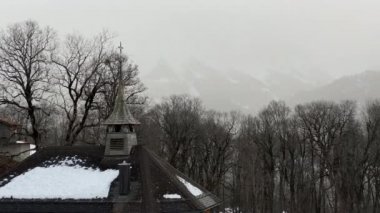 Kışın İsviçre dağlarında Sahra kum havası kirliliği. Bernese Oberland, Hohfluh İsviçre.
