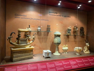Vitrindeki Tutanchamun mezarından kozmetik ürünleri ve taş konteynır. Zürih 'teki Covid-19 sırasında Exhebition. 14.03.2021 - Oerlikon, İsviçre.