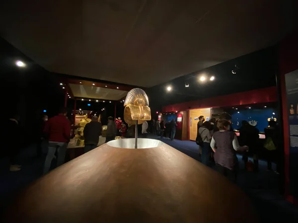 Exhibition Tutankhamun Zurich Spectators Pandemic Time Tomb Treasures Gold Mask — Stock Photo, Image