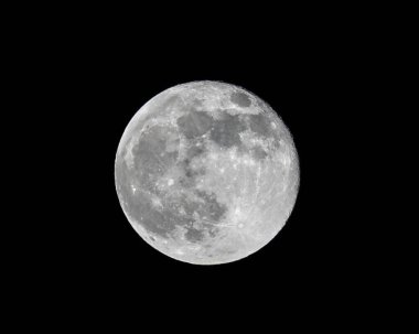İsviçre 'nin kuzey yarımküresinden yakınlaştırılmış Süper Ay. 27 'de astronomik bir olay. Nisan 2021.