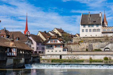 Bremgarten 'in ortaçağ ahşap köprüsü Reuss nehri üzerinde İsviçre' de Aargau kantonunda güneş ışığı alan küçük bir kasaba..