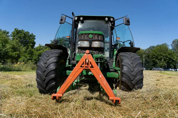 Vista Bajo Ángulo Del Tractor Verde Campo Heno Verano Con —  Fotos de Stock