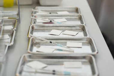 Boş gümüş aşı tabağına odaklan.