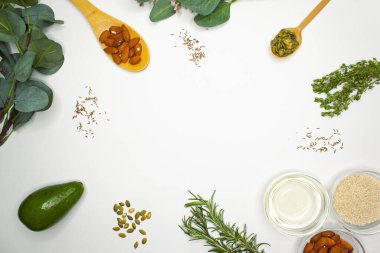 Beyaz arka planda sebze ve meyveler