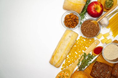 Beyaz arka planda sebze ve meyveler