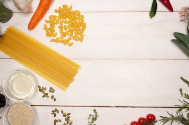 Beyaz arka planda sebze ve meyveler