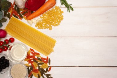 Beyaz arka planda sebze ve meyveler