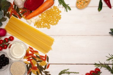 Beyaz arka planda sebze ve meyveler