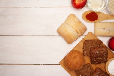 Beyaz arka planda sebze ve meyveler