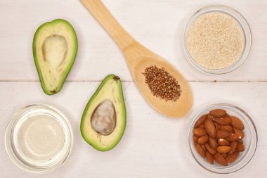 Beyaz arka planda sebze ve meyveler