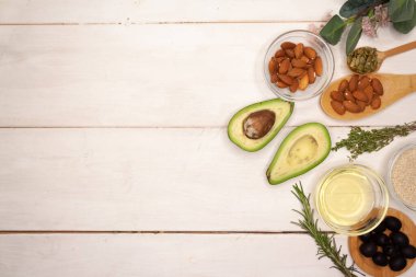 Beyaz arka planda sebze ve meyveler