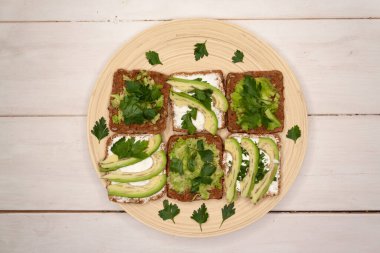 Beyaz arka planda sebze ve meyveler