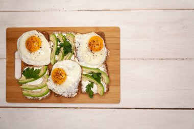 Beyaz arka planda sebze ve meyveler