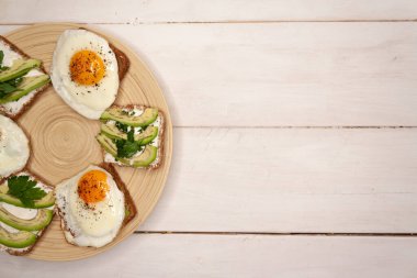 Beyaz arka planda sebze ve meyveler