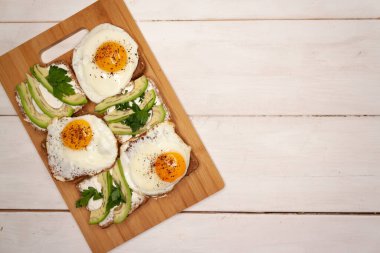 Beyaz arka planda sebze ve meyveler