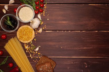 Beyaz arka planda sebze ve meyveler