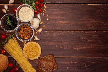 Beyaz arka planda sebze ve meyveler