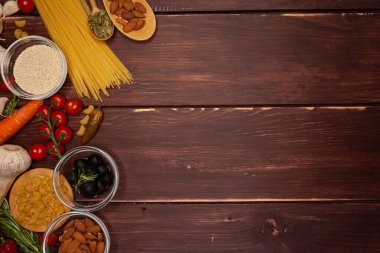 Beyaz arka planda sebze ve meyveler