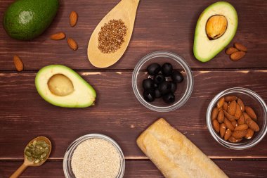 Beyaz arka planda sebze ve meyveler