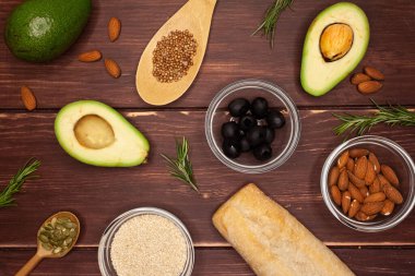 Beyaz arka planda sebze ve meyveler