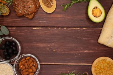 Beyaz arka planda sebze ve meyveler