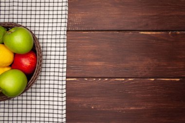 Beyaz arka planda sebze ve meyveler