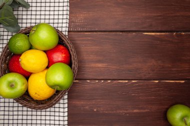 Beyaz arka planda sebze ve meyveler