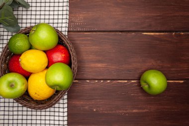 Beyaz arka planda sebze ve meyveler