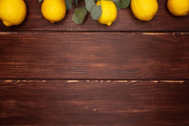 Beyaz arka planda sebze ve meyveler