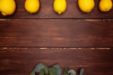 Beyaz arka planda sebze ve meyveler