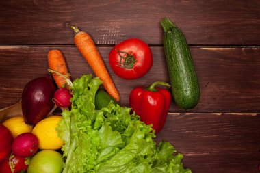 Beyaz arka planda sebze ve meyveler