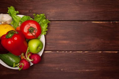 Beyaz arka planda sebze ve meyveler