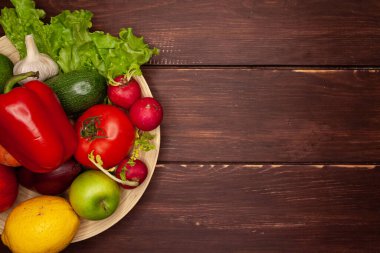 Beyaz arka planda sebze ve meyveler