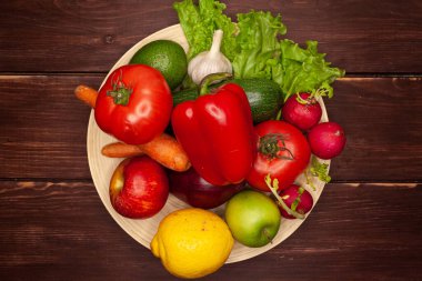 Beyaz arka planda sebze ve meyveler