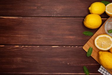 Beyaz arka planda sebze ve meyveler