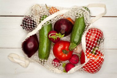 Beyaz arka planda sebze ve meyveler