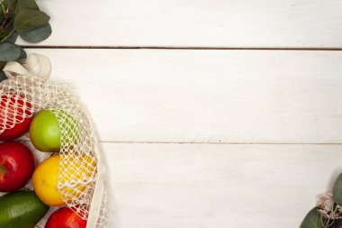 Beyaz arka planda sebze ve meyveler