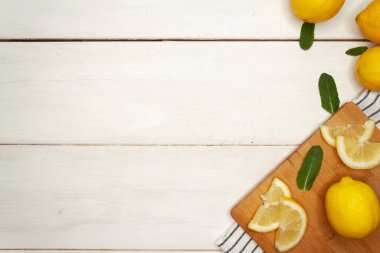 Beyaz arka planda sebze ve meyveler