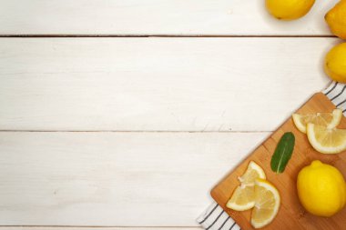 Beyaz arka planda sebze ve meyveler