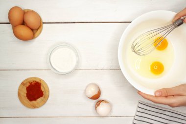 Beyaz arka planda sebze ve meyveler