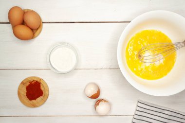 Beyaz arka planda sebze ve meyveler