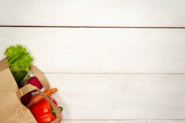 Beyaz arka planda sebze ve meyveler