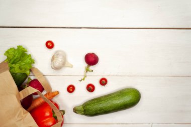 Beyaz arka planda sebze ve meyveler